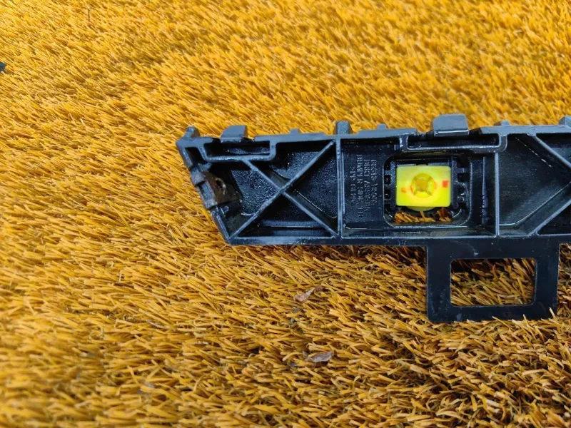 Кронштейн заднего бампера