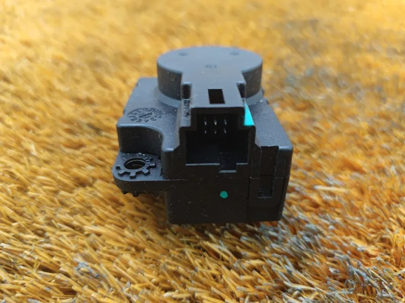 Сервопривод заслонок печки