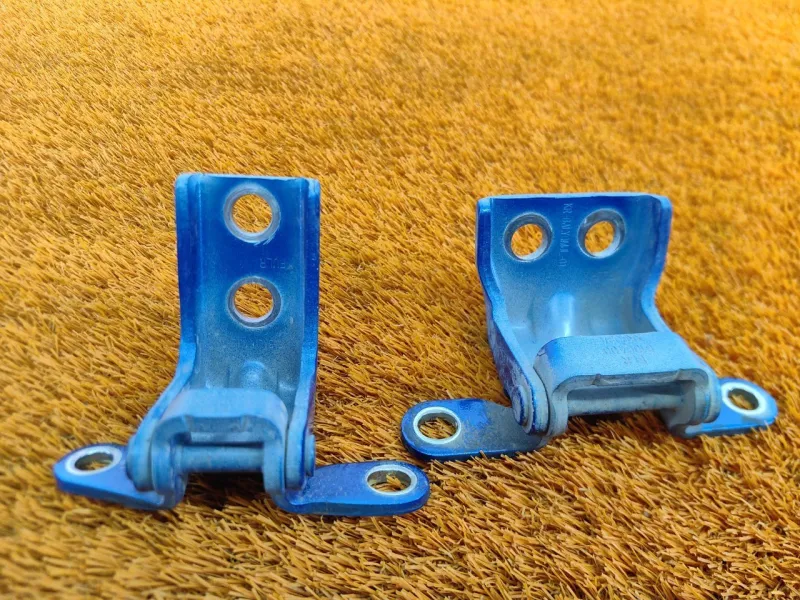 Петля двери