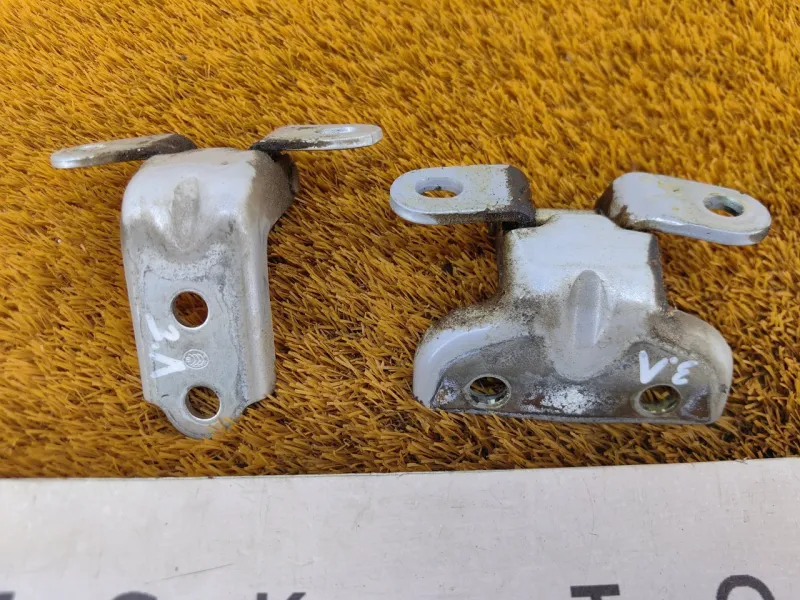 Петля двери