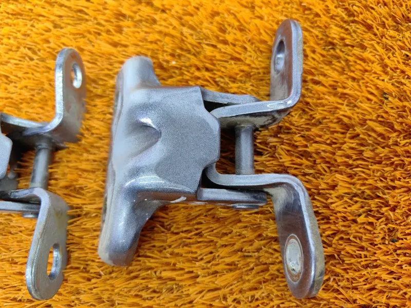 Петля двери