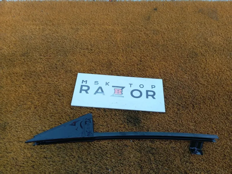 Направляющая стекла двери