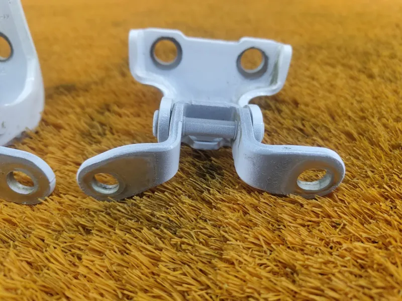 Петля двери