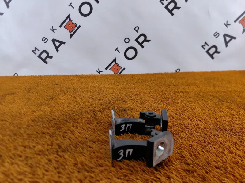 Петля двери