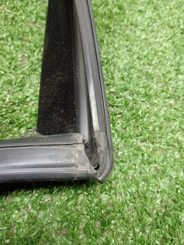 Уплотнитель стекла двери