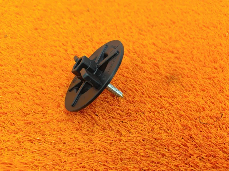 Болт крепления запасного колеса