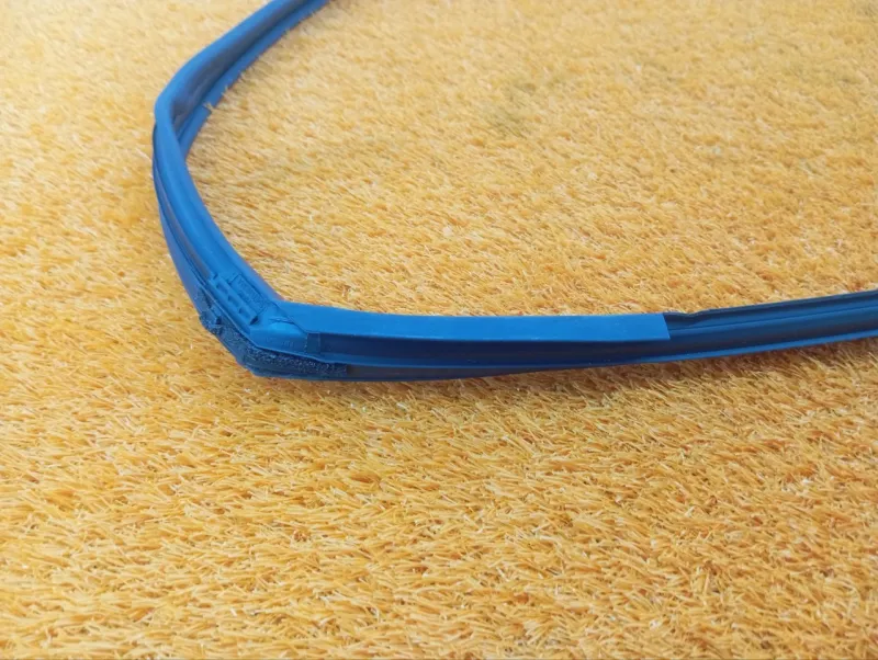 Уплотнитель стекла двери