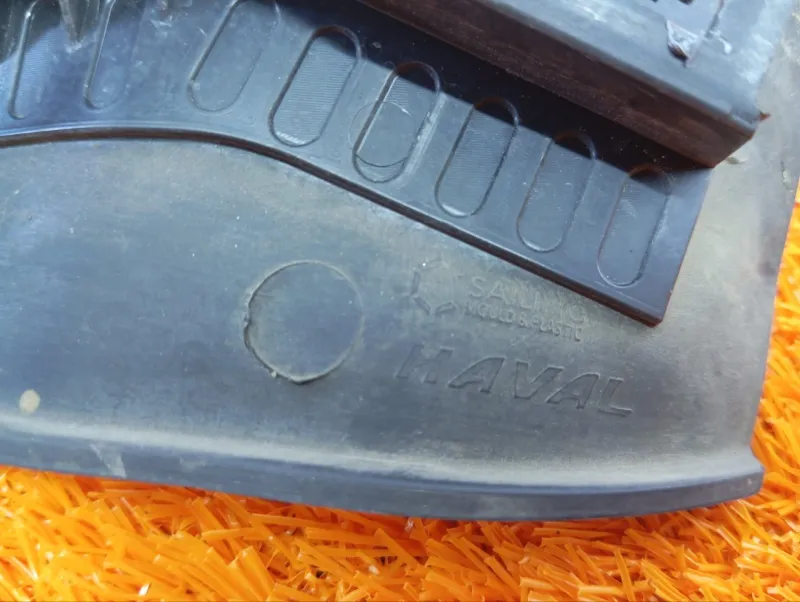 Накладка петли капота