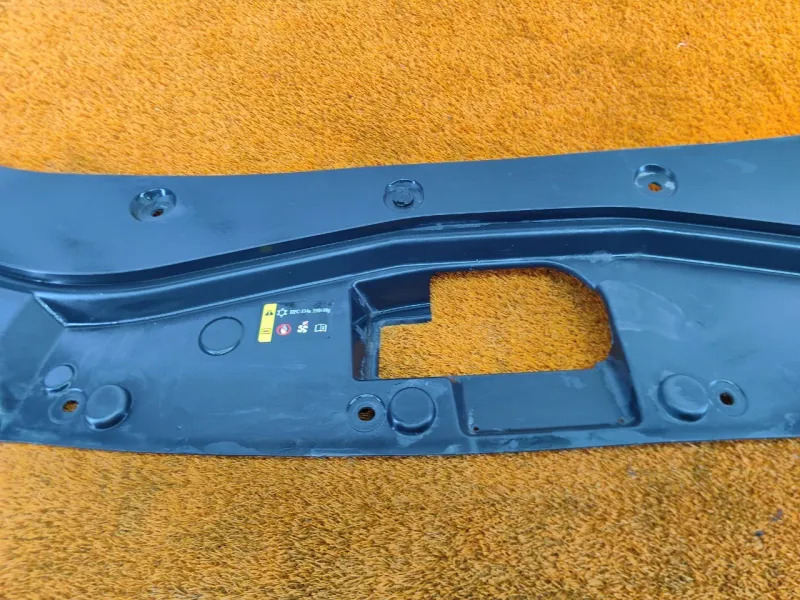 Накладка замка капота