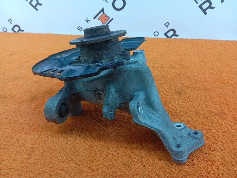 Кулак поворотный