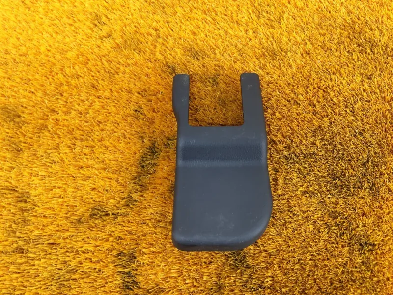 Заглушка крепления сиденья