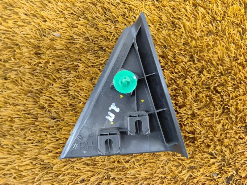 Уголок двери