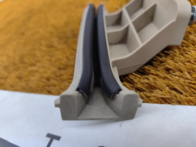 Направляющая стекла двери