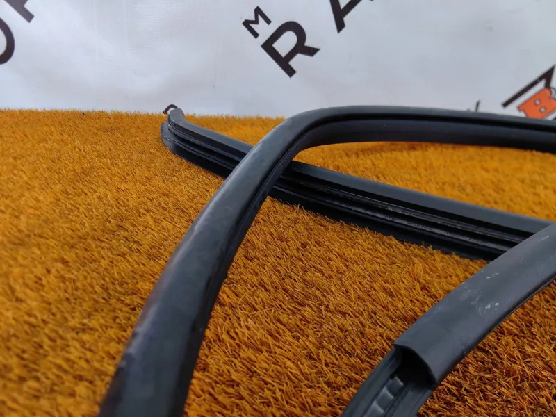 Уплотнитель проема двери