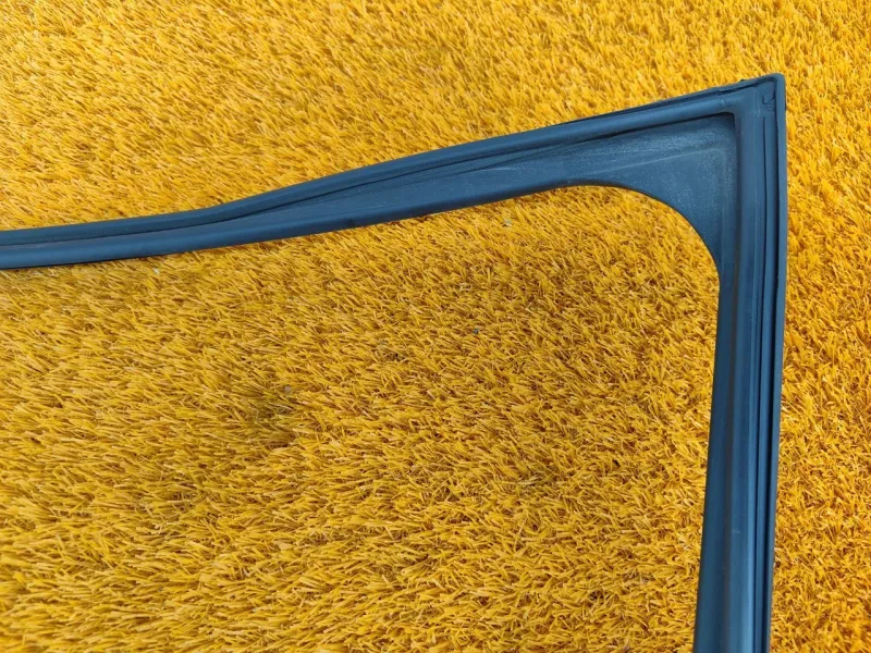 Уплотнитель стекла двери