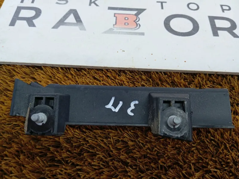 Направляющая стекла двери