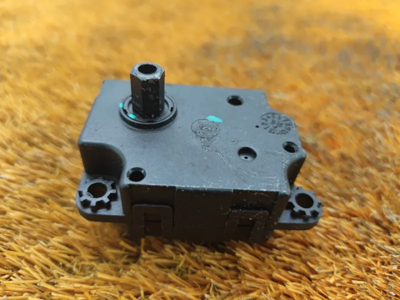 Сервопривод заслонок печки