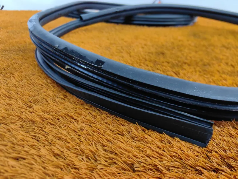 Уплотнитель проема двери