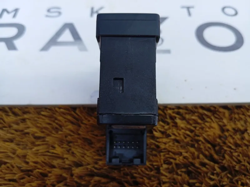 Кнопка стояночного тормоза