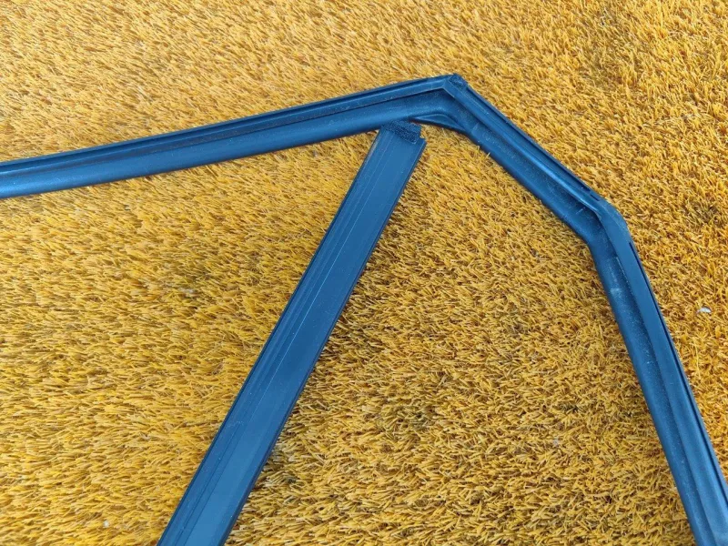 Уплотнитель стекла двери