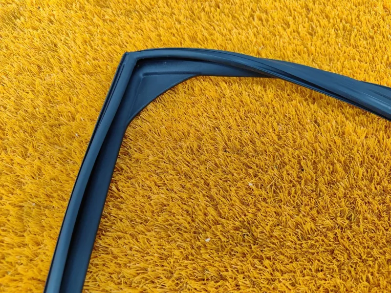 Уплотнитель стекла двери