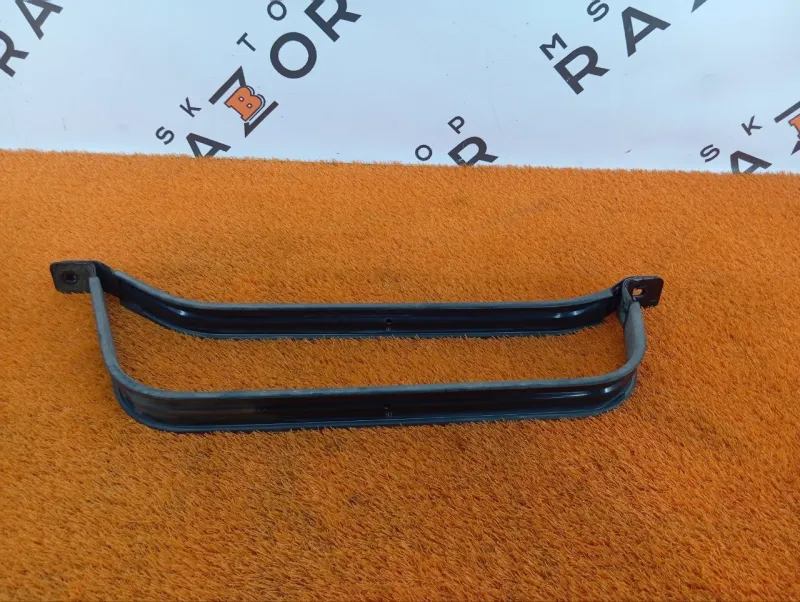 Крепление топливного бака