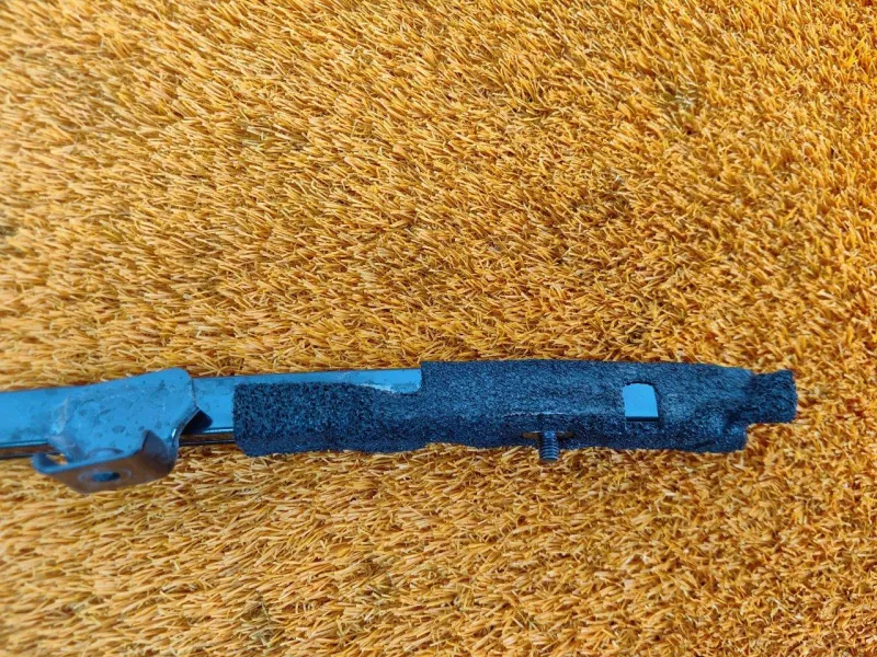 Направляющая стекла двери