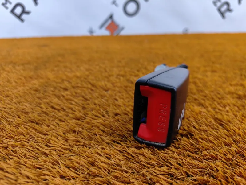 Ответная часть ремня безопасности