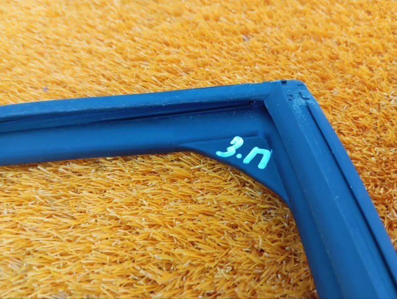 Уплотнитель стекла двери