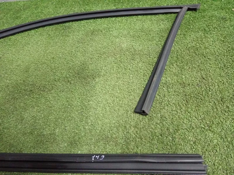 Уплотнитель стекла двери