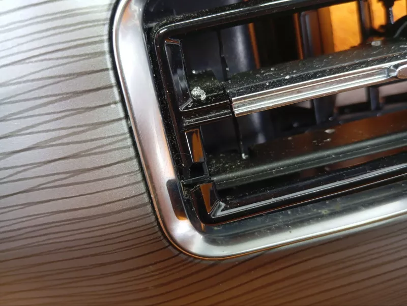 Декоративная накладка торпедо под дефлектор