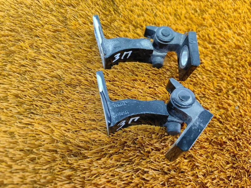 Петля двери