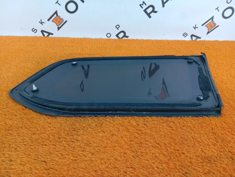 Стекло кузовное глухое