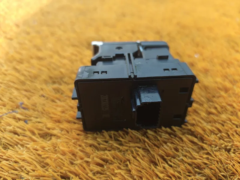 Кнопка стояночного тормоза