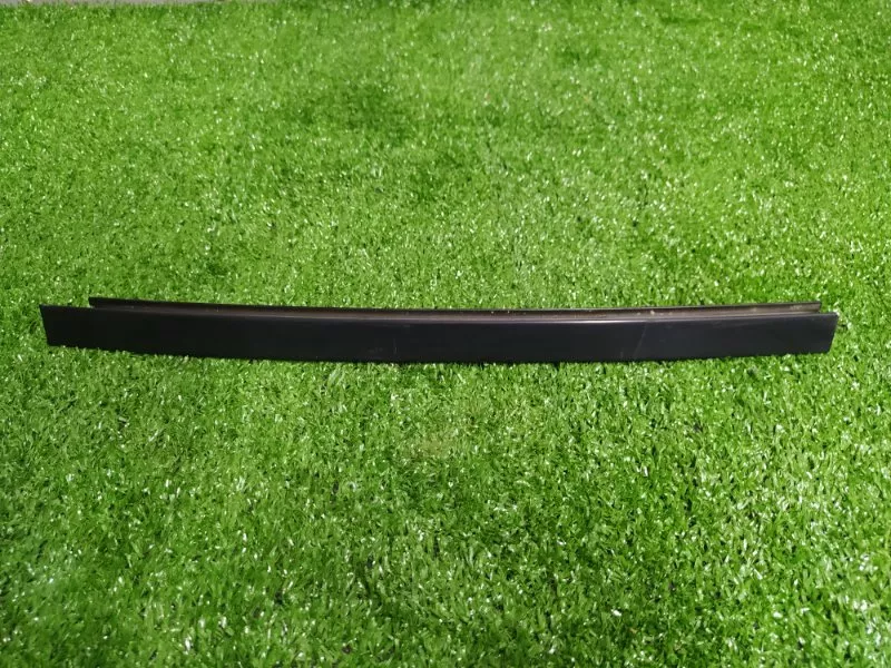 Направляющая стекла двери