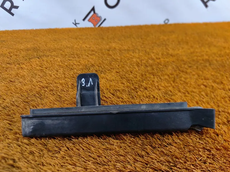 Направляющая стекла двери