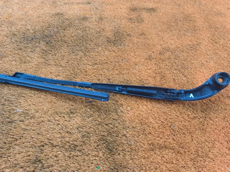 Поводок стеклоочистителя лобового стекла