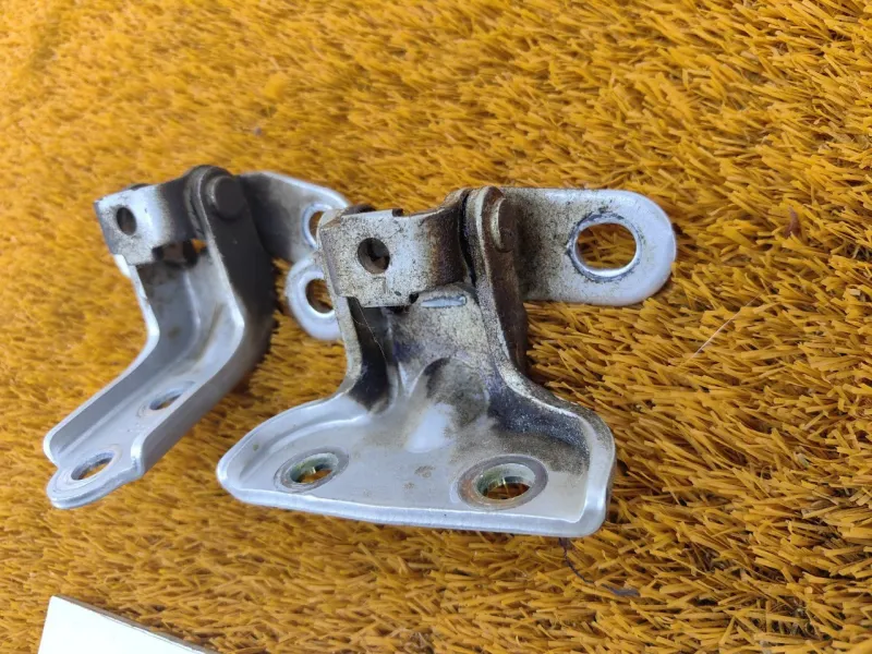 Петля двери