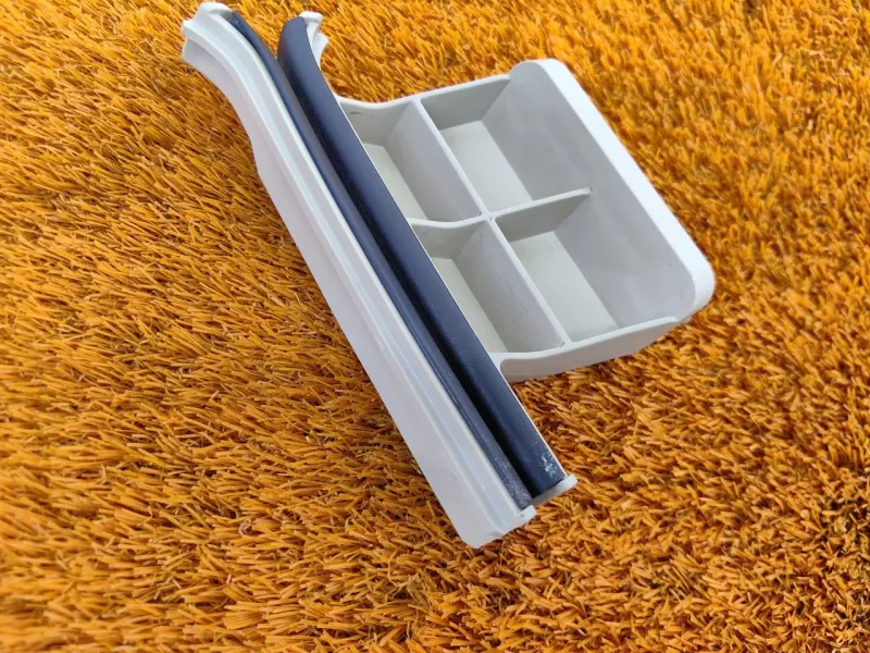 Направляющая стекла двери