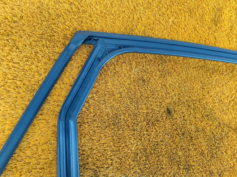 Уплотнитель стекла двери