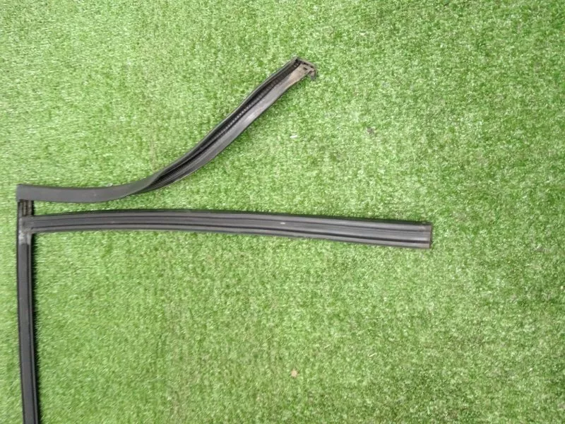 Уплотнитель стекла двери