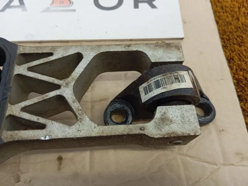 Подушка двигателя