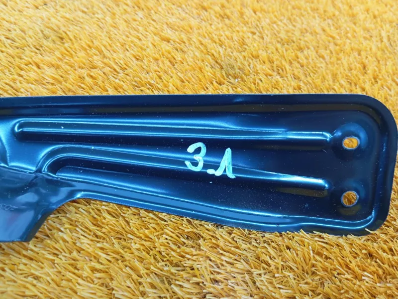 Кронштейн обшивки двери