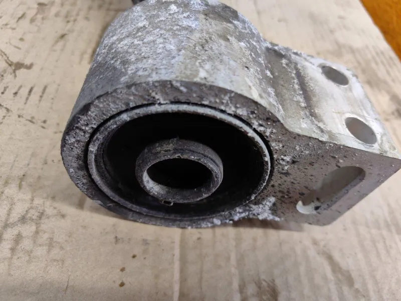 Рычаг подвески нижний