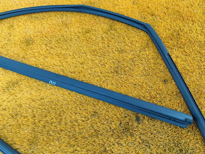 Уплотнитель стекла двери