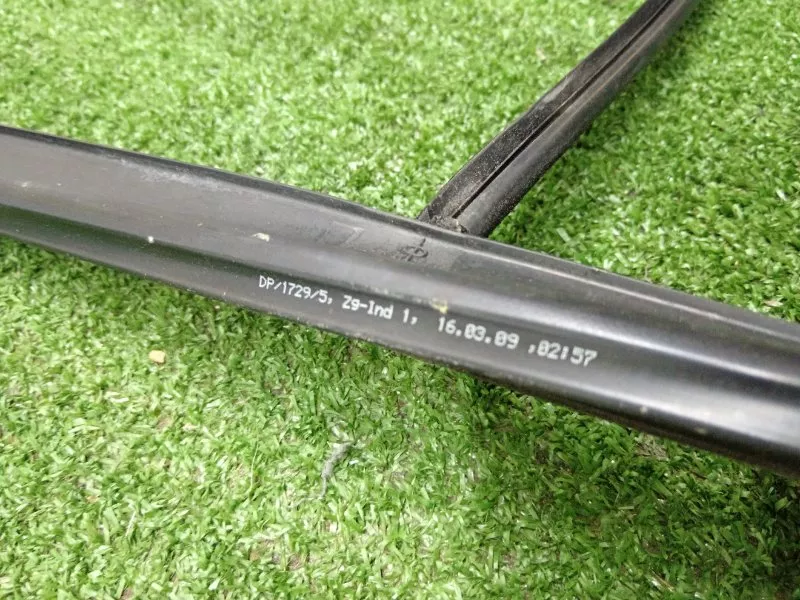 Уплотнитель стекла двери