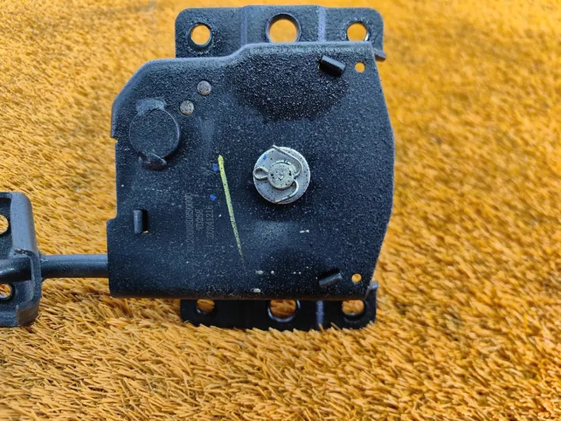 Крепление запасного колеса