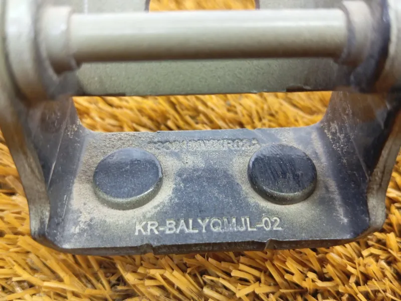 Петля двери багажника