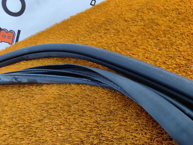 Уплотнитель проема двери