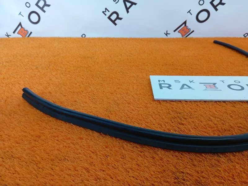 Уплотнитель капота